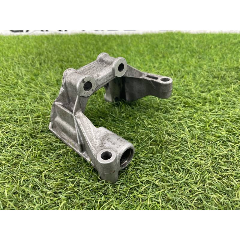 Кронштейн насоса гидроусилителя (кронштейны двигателя) Audi Q5 8R 2012 3.2 CALB 06E145393E