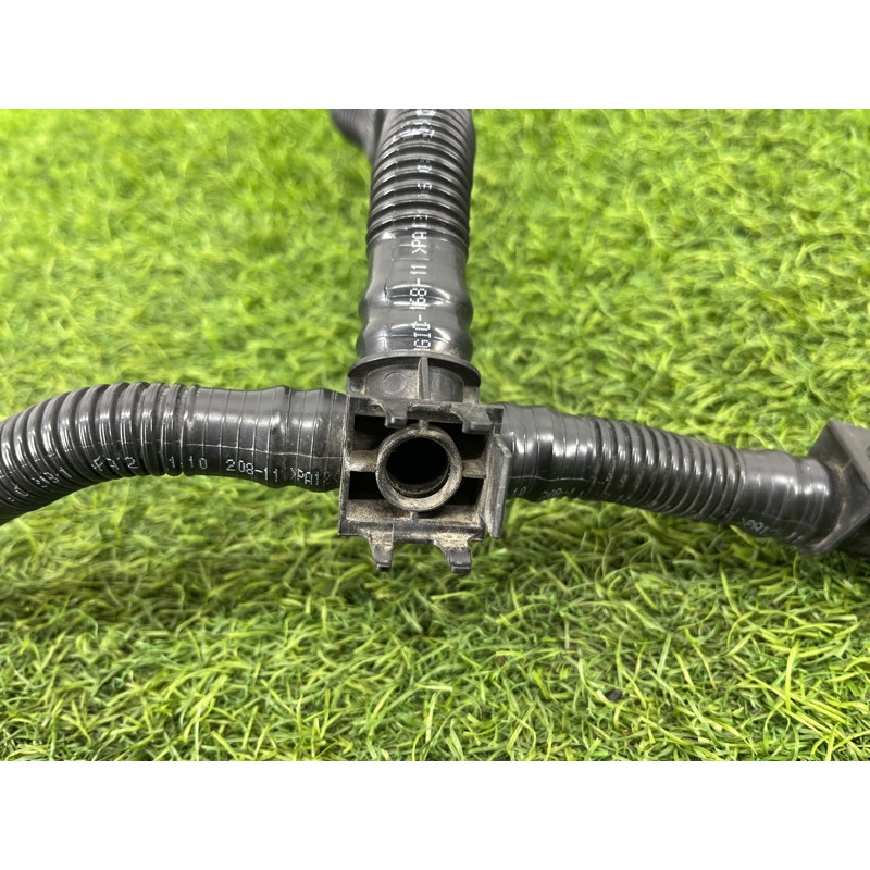 Трубка рецеркуляции воздуха (двигатель и элементы) Audi Q5 8R 2012 3.2 CALB 06E131143AK