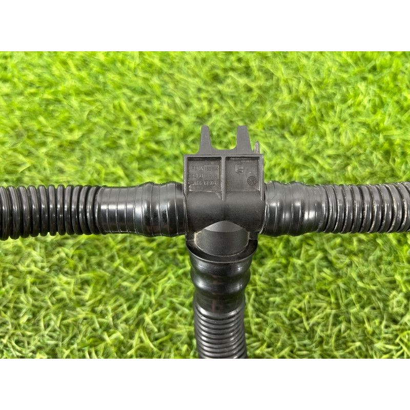 Трубка рецеркуляции воздуха (двигатель и элементы) Audi Q5 8R 2012 3.2 CALB 06E131143AK