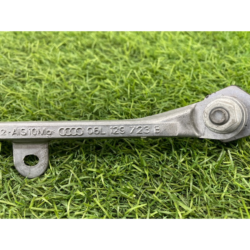 Кронштейн впускного коллектора (кронштейны двигателя) AUDI A4 B9 2017 2.0L 06L129723B