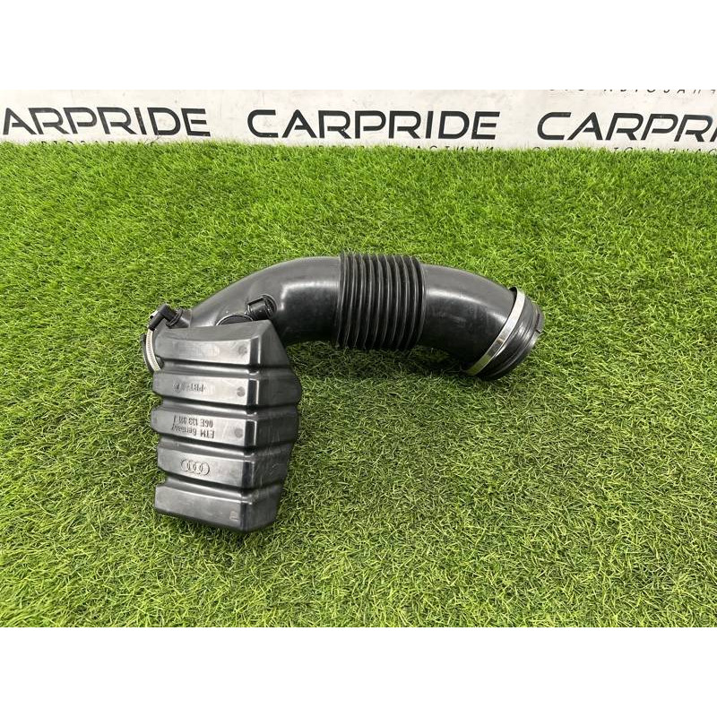 Патрубок воздушного фильтра (впускная система) Audi Q5 8R 2012 3.2 CALB 06E129629S