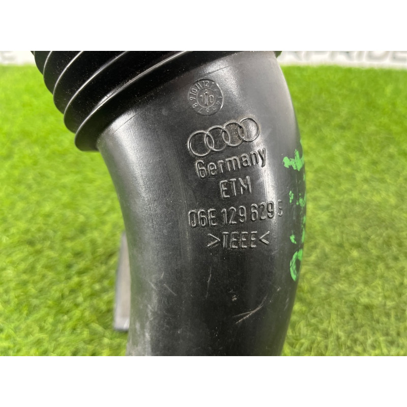 Патрубок воздушного фильтра (впускная система) Audi Q5 8R 2012 3.2 CALB 06E129629S