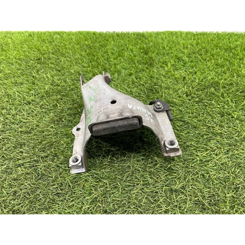 Кронштейн подушки двигателя (кронштейны двигателя) Audi Q5 8R 2012 3.2 CALB 8K0399059A