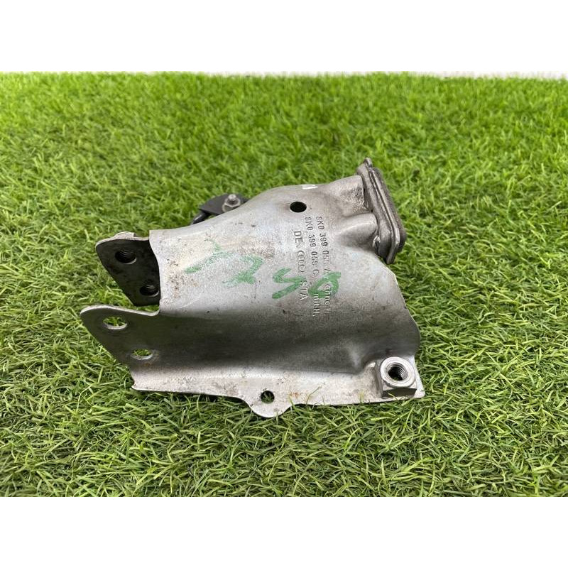 Кронштейн подушки двигателя (кронштейны двигателя) Audi Q5 8R 2012 3.2 CALB 8K0399059A