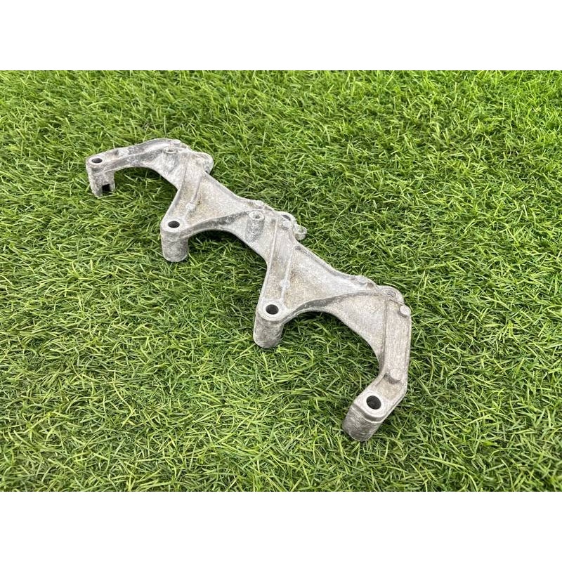 Кронштейн топливной рампы (кронштейны двигателя) Audi Q5 8R 2012 3.2 CALB 06E133340A