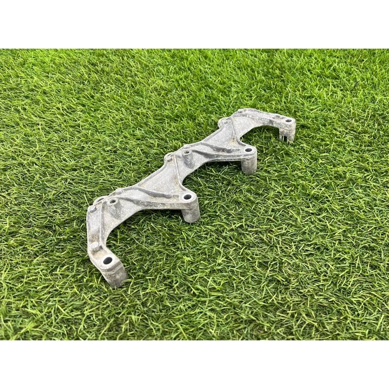 Кронштейн топливной рампы (кронштейны двигателя) Audi Q5 8R 2012 3.2 CALB 06E133340A