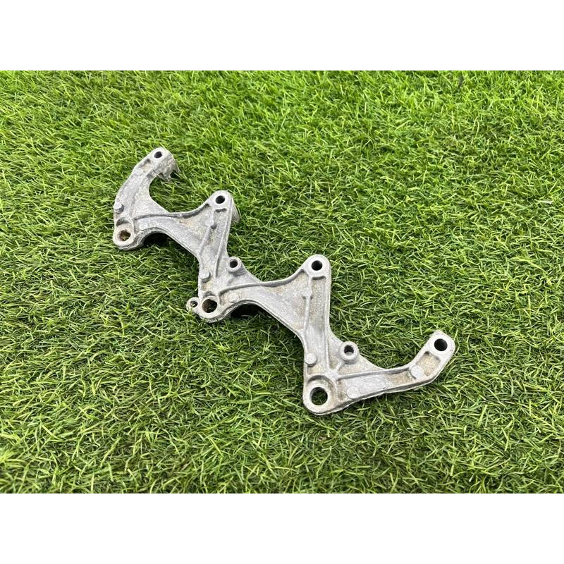 Кронштейн топливной рампы (кронштейны двигателя) Audi Q5 8R 2012 3.2 CALB 06E133340A