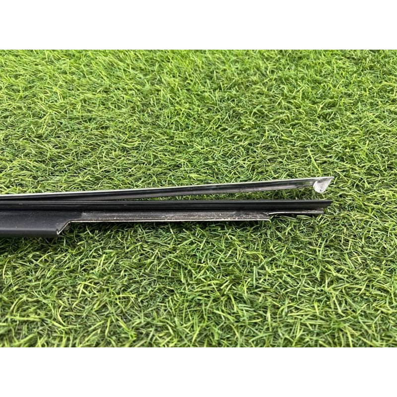 Молдинг скла (кузов і елементи) Audi Q5 8R 2012 3.2 CALB 8R0853763F2ZZ