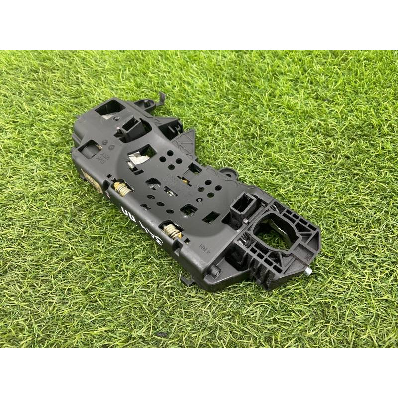 Кронштейн ручки двери (кузов и элементы) AUDI A4 B9 2017 2.0L 8W0837812A