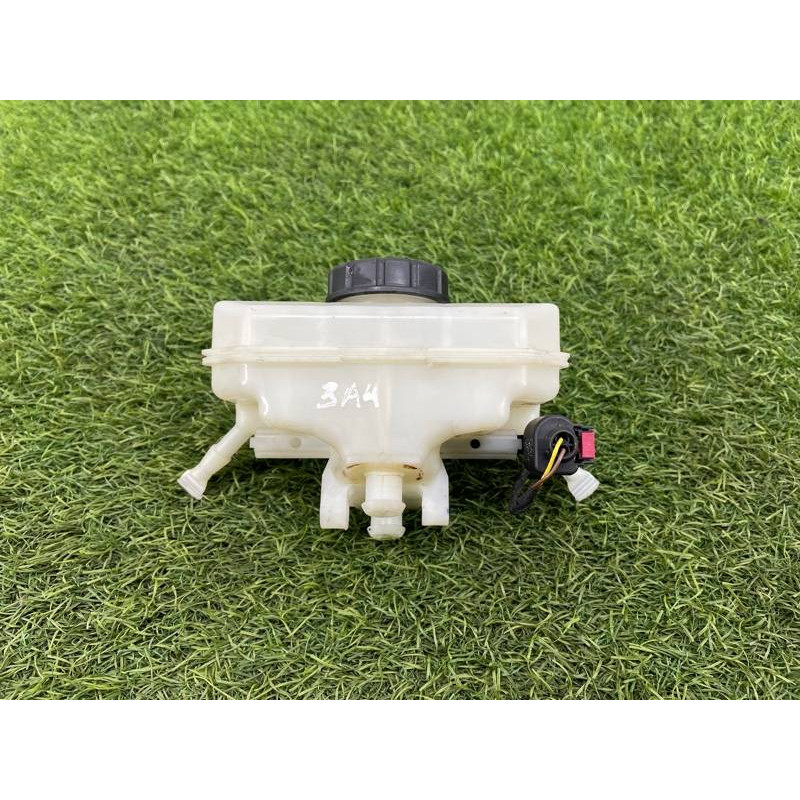 Бачок тормозной жидкости (тормозная система) AUDI A4 B9 2017 2.0L 8W0611301