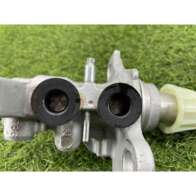 Главный тормозной цилиндр (тормозная система) AUDI A4 B9 2017 2.0L 8W0611021