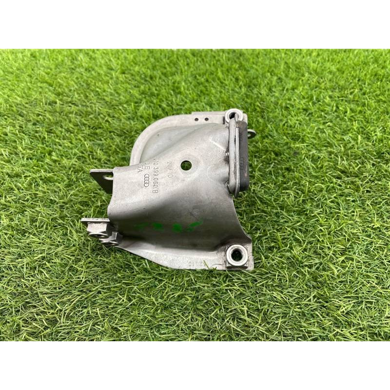 Кронштейн подушки двигателя (кронштейны двигателя) AUDI A8 D4 2011 4,2 4H0399060B