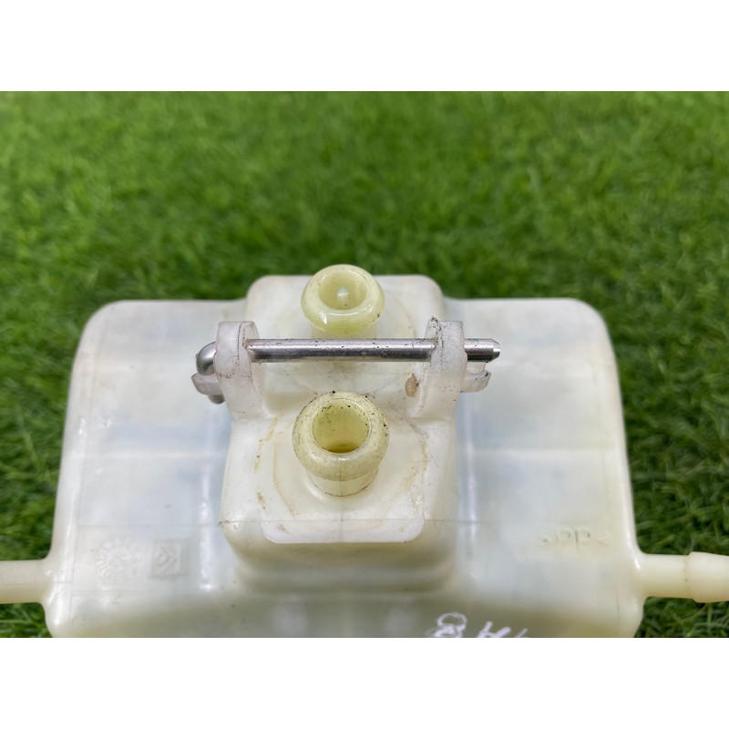 Бачок тормозной жидкости (тормозная система) AUDI A8 D4 2011 4,2 8K0611301A