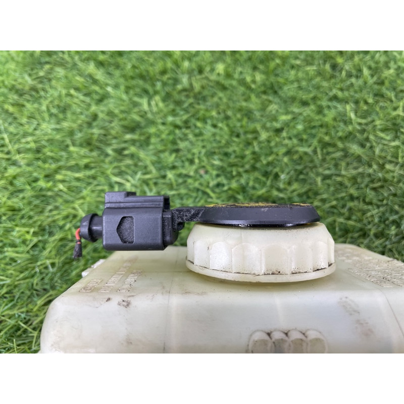 Бачок тормозной жидкости (тормозная система) AUDI A8 D4 2011 4,2 8K0611301A