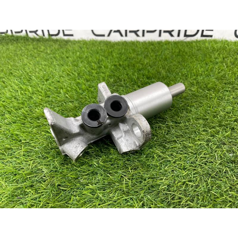 Главный тормозной цилиндр (тормозная система) AUDI A8 D4 2011 4,2 8K0611021B