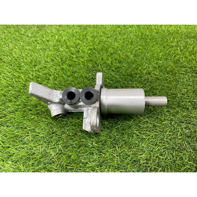 Главный тормозной цилиндр (тормозная система) AUDI A8 D4 2011 4,2 8K0611021B