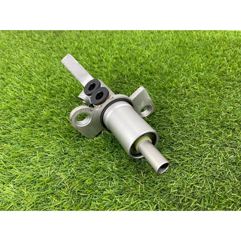 Главный тормозной цилиндр (тормозная система) AUDI A8 D4 2011 4,2 8K0611021B