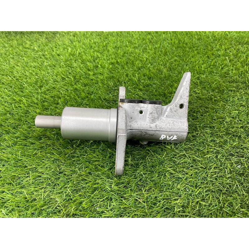 Главный тормозной цилиндр (тормозная система) AUDI A8 D4 2011 4,2 8K0611021B