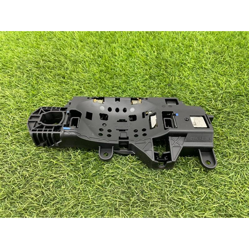Кронштейн ручки дверей (кузов і елементи) Audi A5 F5 2019 2.0 TFSI 8W0837812A