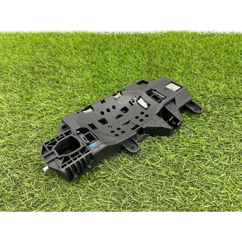 Кронштейн ручки дверей (кузов і елементи) Audi A5 F5 2019 2.0 TFSI 8W0837812A