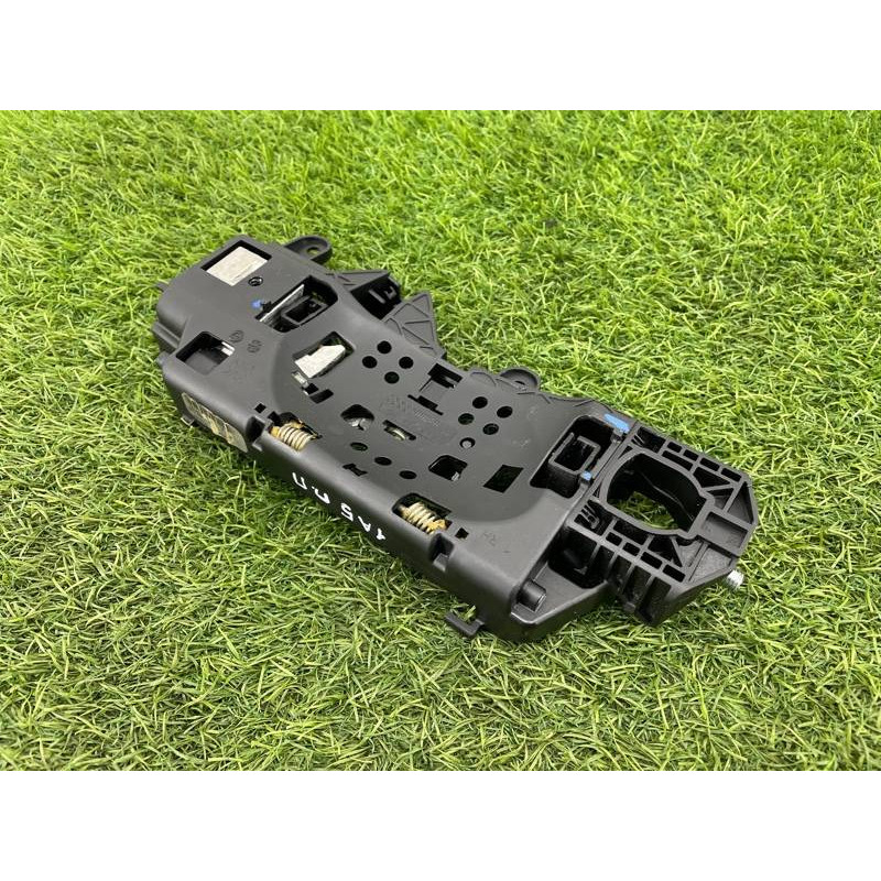 Кронштейн ручки дверей (кузов і елементи) Audi A5 F5 2019 2.0 TFSI 8W0837812A