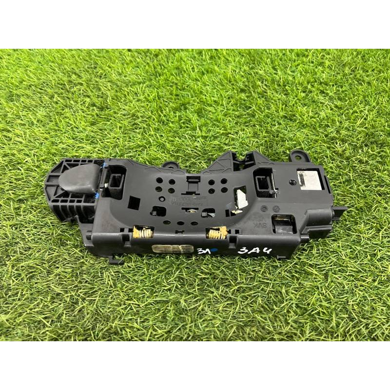 Кронштейн ручки двери (кузов и элементы) AUDI A4 B9 2017 2.0L 8W0837811A
