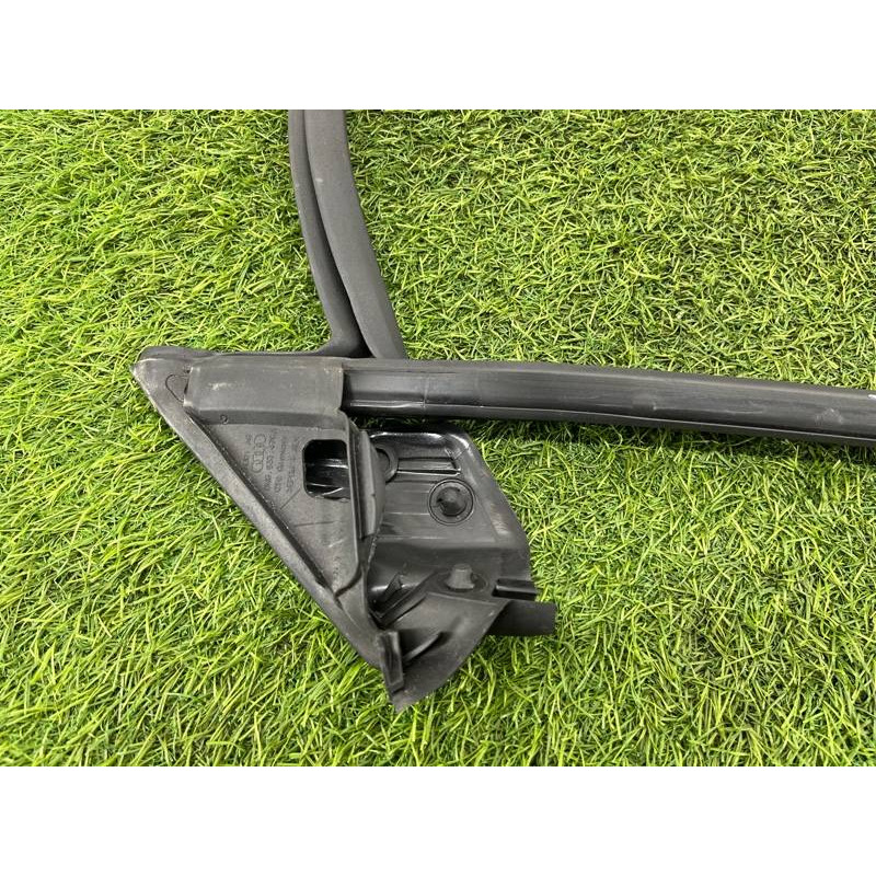 Уплотнитель стекла двери (кузов и элементы) Audi A5 F5 2019 2.0 TFSI 8W8837479A