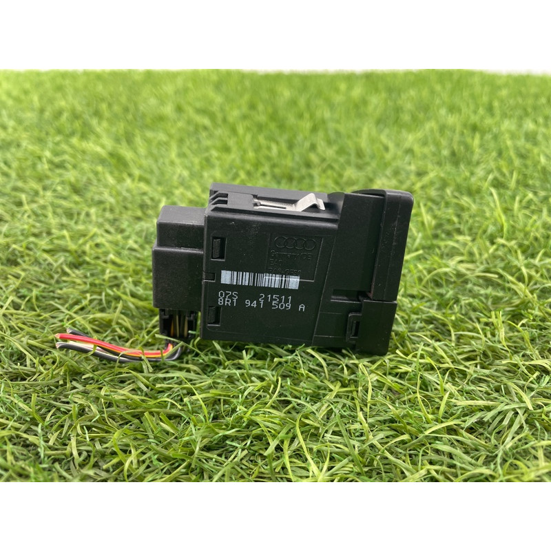 Кнопка аварийной сигнализации (электрика / кнопки) Audi Q5 8R 2012 3.2 CALB 8R1941509AV10