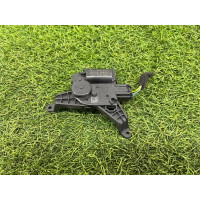 Привід заслонки обігрівача