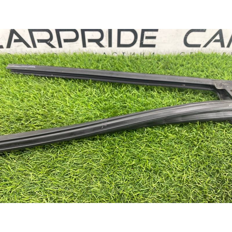 Уплотнитель стекла двери (кузов и элементы) FORD ESCAPE MK4 2020 1.5 LJ6Z7825767B