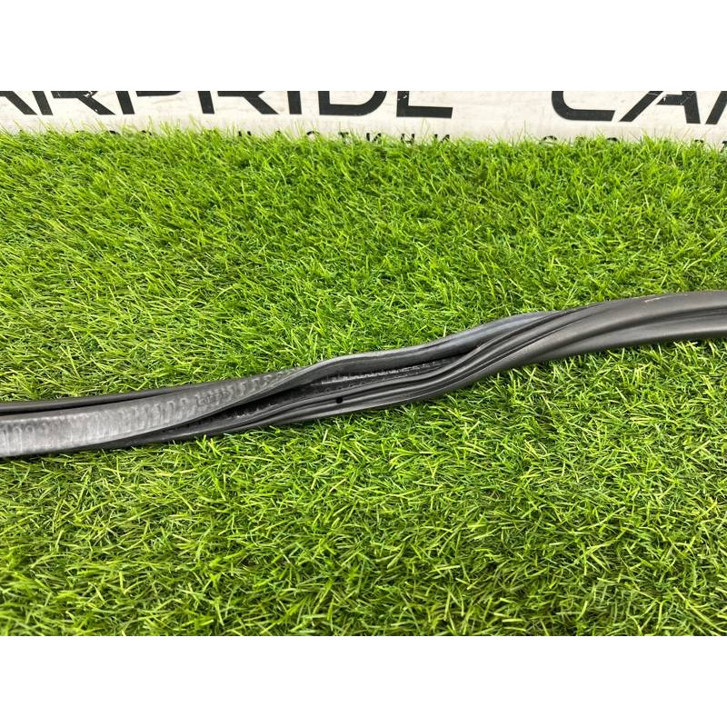 Ущільнювач дверей (кузов і елементи) Audi Q5 8R 2012 3.2 CALB 8R0833721E