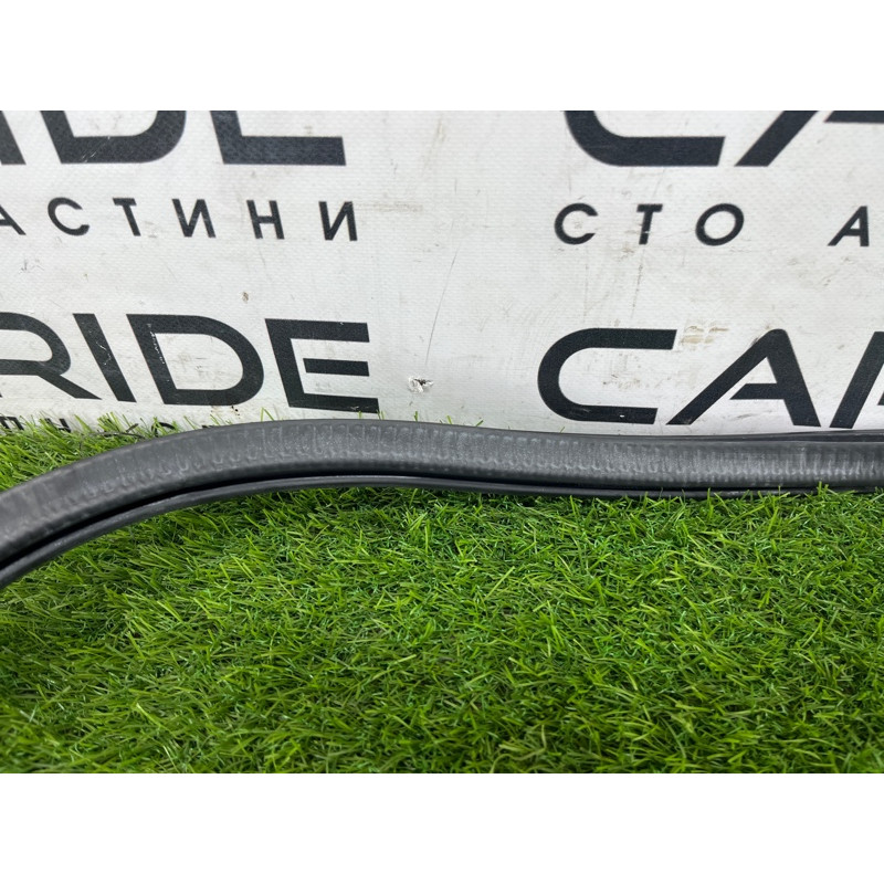 Ущільнювач дверей (кузов і елементи) Audi Q5 8R 2012 3.2 CALB 8R0833721E