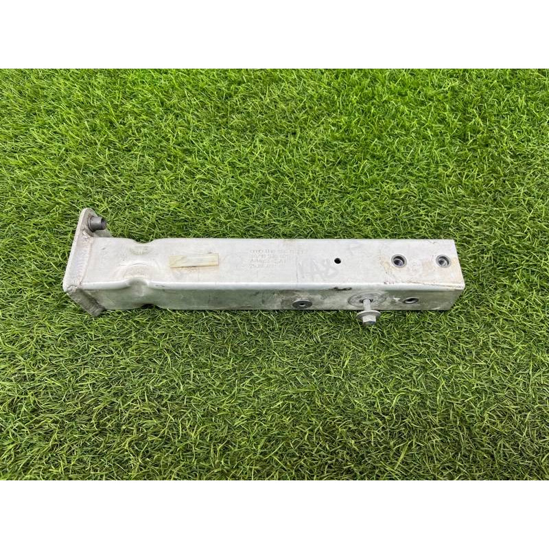 Кронштейн усилителя бампера (стекла и зеркала) AUDI A8 D4 2011 4,2 4H0806063E