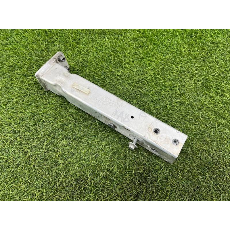 Кронштейн усилителя бампера (стекла и зеркала) AUDI A8 D4 2011 4,2 4H0806063E