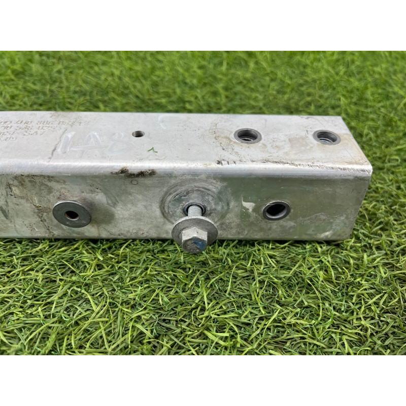 Кронштейн усилителя бампера (стекла и зеркала) AUDI A8 D4 2011 4,2 4H0806063E