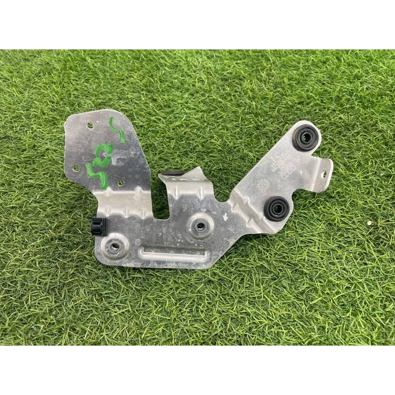 Кронштейн дополнительного насоса ОЖ (кронштейны двигателя) AUDI A8 D4 2011 4,2 4H1820195