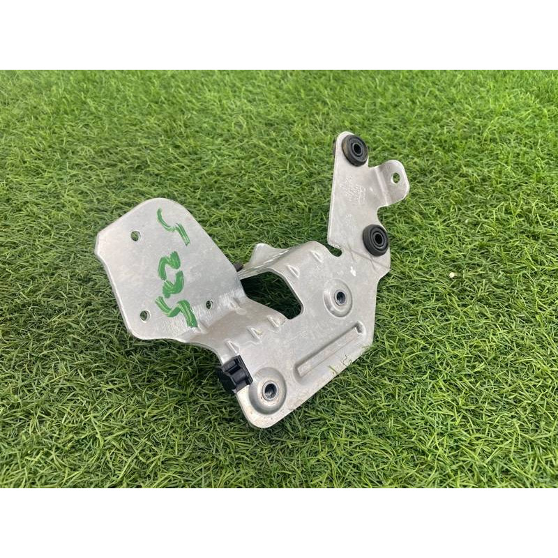 Кронштейн дополнительного насоса ОЖ (кронштейны двигателя) AUDI A8 D4 2011 4,2 4H1820195