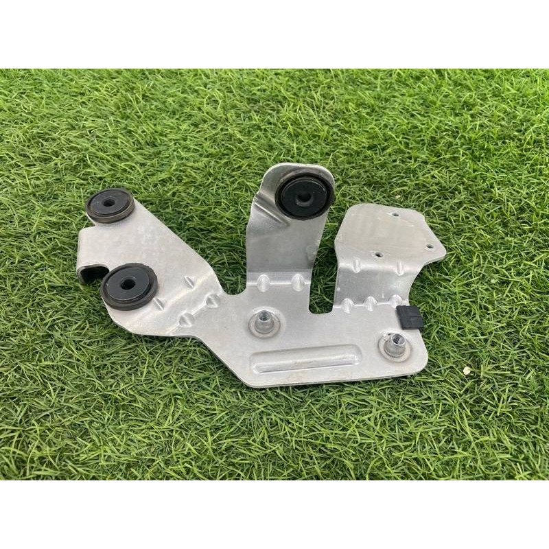 Кронштейн дополнительного насоса ОЖ (кронштейны двигателя) AUDI A8 D4 2011 4,2 4H1820195