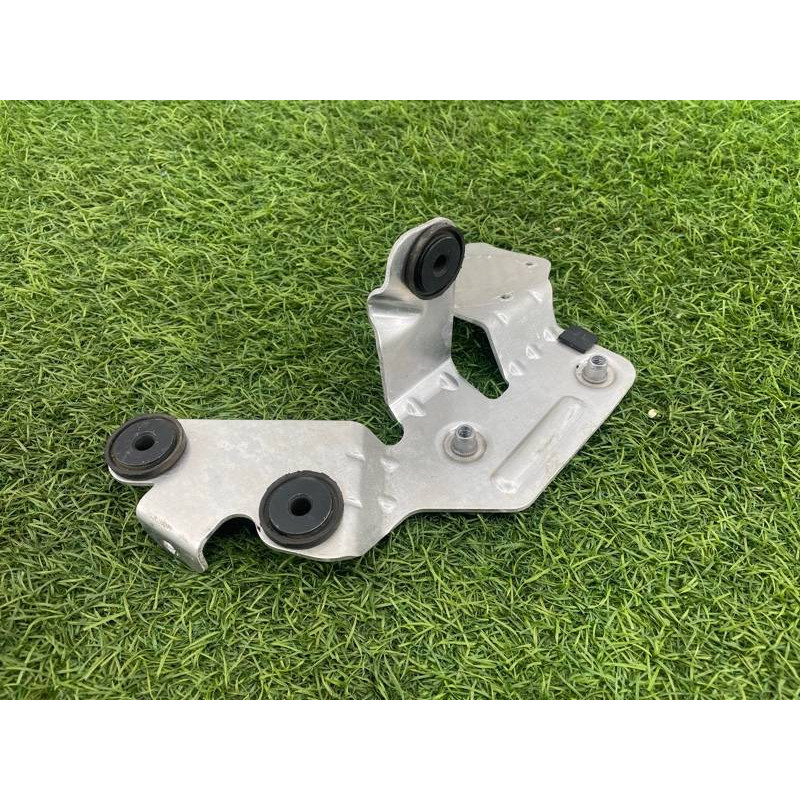 Кронштейн дополнительного насоса ОЖ (кронштейны двигателя) AUDI A8 D4 2011 4,2 4H1820195