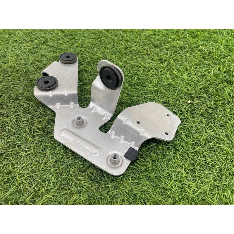 Кронштейн дополнительного насоса ОЖ (кронштейны двигателя) AUDI A8 D4 2011 4,2 4H1820195