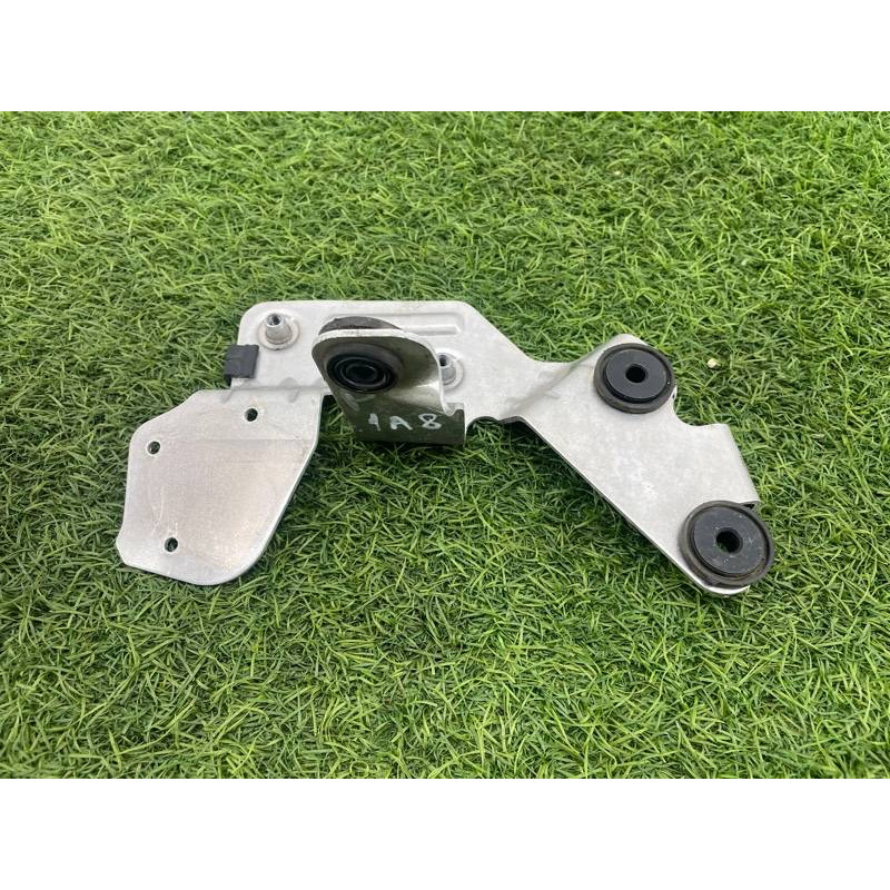 Кронштейн дополнительного насоса ОЖ (кронштейны двигателя) AUDI A8 D4 2011 4,2 4H1820195