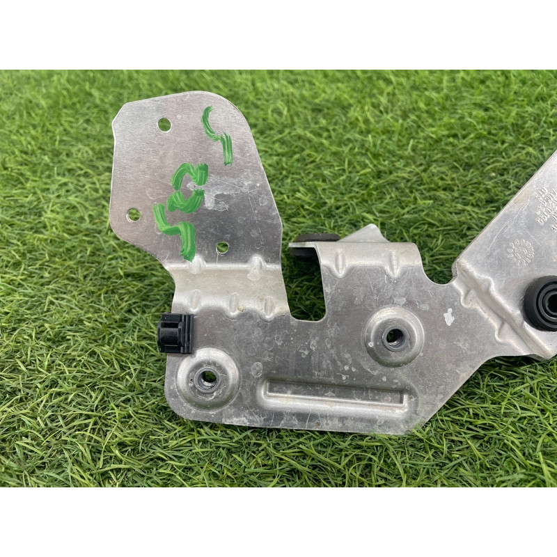 Кронштейн дополнительного насоса ОЖ (кронштейны двигателя) AUDI A8 D4 2011 4,2 4H1820195