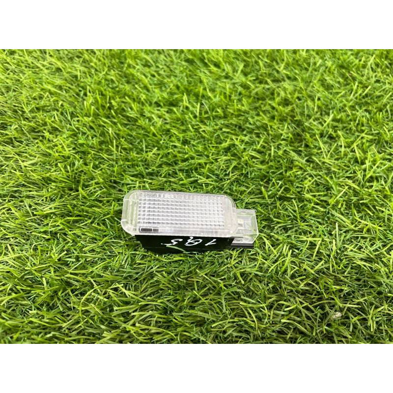 Плафон карты двери (электрика) Audi Q5 8R 2012 3.2 CALB 4B0947415A