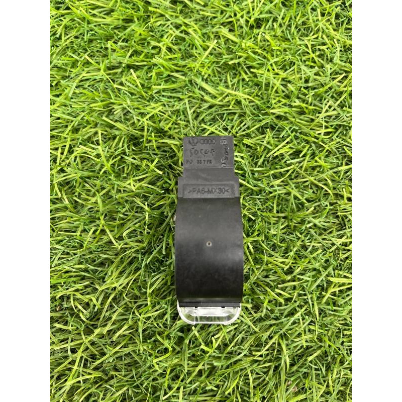 Плафон карты двери (электрика) Audi Q5 8R 2012 3.2 CALB 4B0947415A