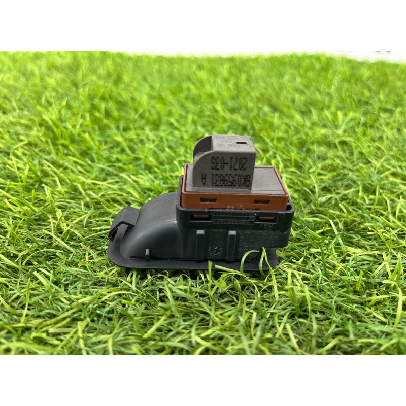 Кнопка открывания крышки багажника (электрика / кнопки) Audi Q5 8R 2012 3.2 CALB 8K0959831AV10