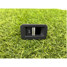 Кнопка открывания крышки багажника