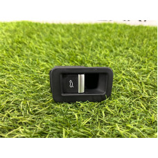 Кнопка открывания крышки багажника