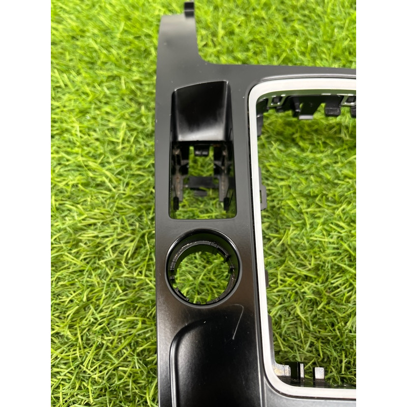 Накладка центральной консоли (салон) Audi Q5 8R 2012 3.2 CALB 8K0864261AV10