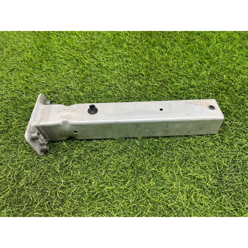 Кронштейн усилителя бампера (стекла и зеркала) AUDI A8 D4 2011 4,2 4H0806064E