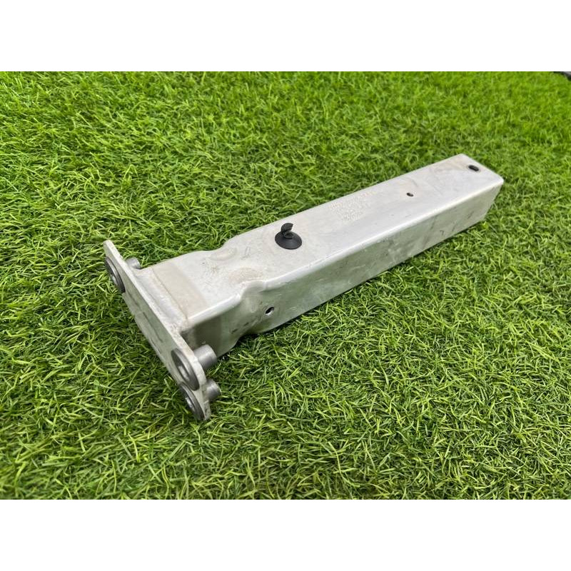 Кронштейн усилителя бампера (стекла и зеркала) AUDI A8 D4 2011 4,2 4H0806064E